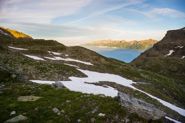 Zářící Alpské údolí při západu slunce z výšky — Stock fotografie