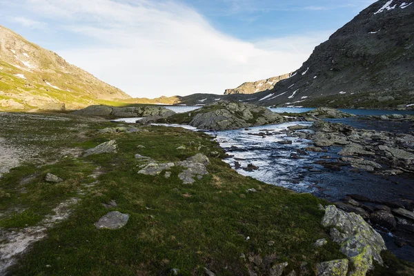 Lago alpino de gran altitud y arroyo al atardecer — Foto de Stock