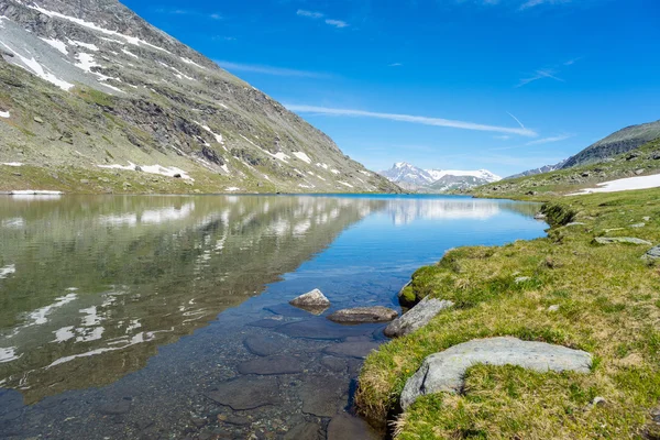 Lago alpino azul de gran altitud en verano —  Fotos de Stock