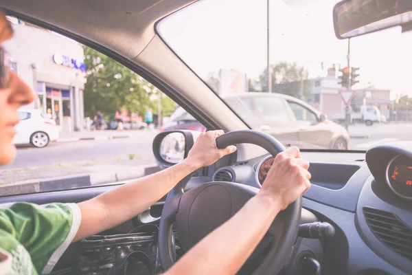 Mulher dirigindo um carro, interior de perto — Fotografia de Stock