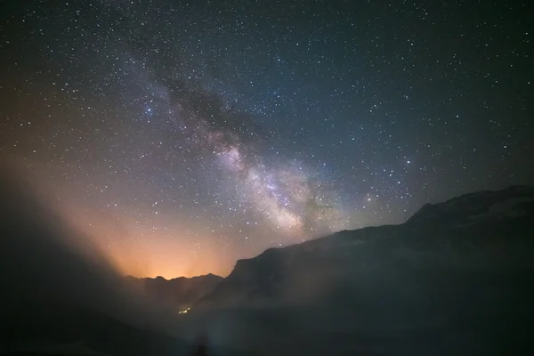 Voie lactée idyllique avec nuages et brouillard dans les Alpes — Photo