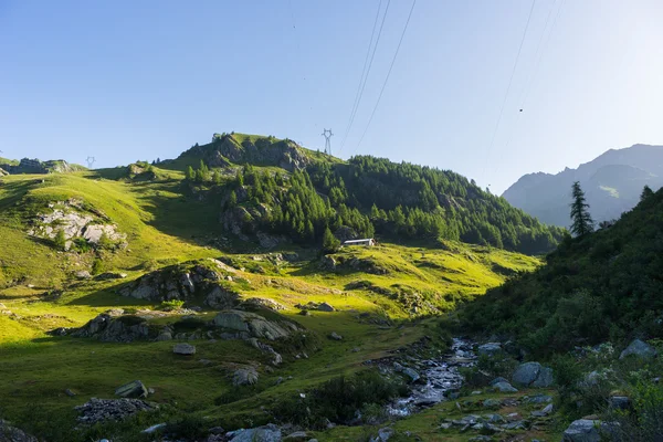 Paisaje alpino al amanecer en verano — Foto de Stock