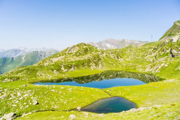 High altitude blue alpine lake in summertime — Stock Photo, Image
