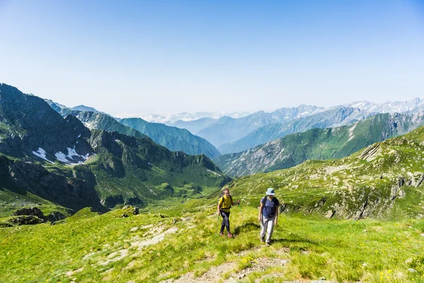 Senderismo en los Alpes en sendero panorámico —  Fotos de Stock