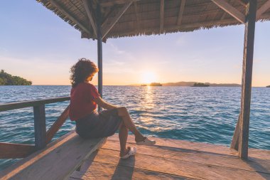 Turist Sunrise resort, marsala izlerken görüntü tonda