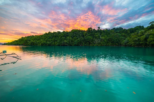 Úžasné barevné nebe při západu slunce v Indonésii — Stock fotografie