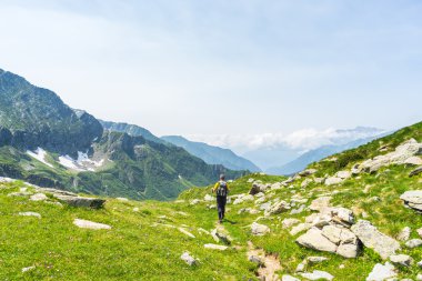 Alpler'de panoramik patika üzerinde hiking