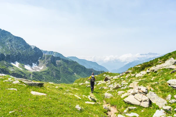 Turistika v Alpách na panoramatické stezky — Stock fotografie