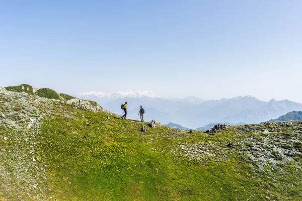 Wandern in den Alpen auf Panoramawanderweg — Stockfoto