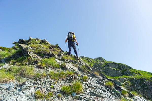 Berg klimmen op steile rotsachtige helling — Stockfoto