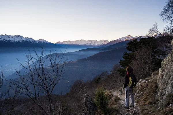 一个人看日出在阿尔卑斯山的高处 — 图库照片