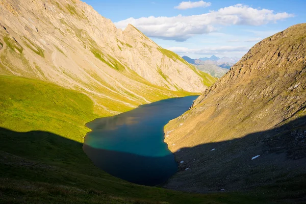 夏に青い標高の高い高山湖 — ストック写真