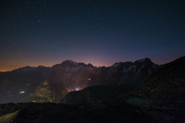 Yıldızlı gökyüzü ile Monte Bianco (Mont Blanc) nightscape