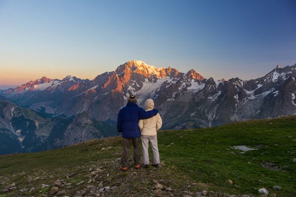 Paar beobachtet Sonnenaufgang über Montblanc-Gipfel — Stockfoto