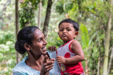 Genç anne ve bebek Sri Lanka portre