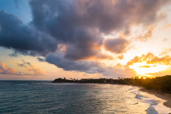 Renkli gökyüzü günbatımı, ıssız tropikal plaj — Stok fotoğraf