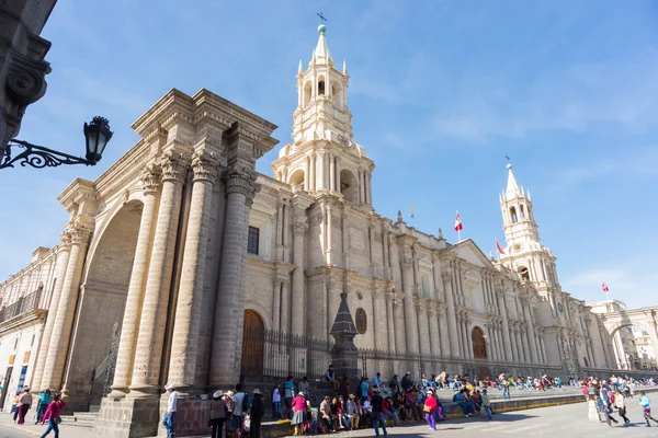 Persone intorno alla Cattedrale di Arequipa, Perù — Foto Stock