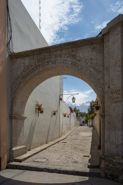 Volanic stone arch and alley in Arequipa, Peru — Stock Photo, Image