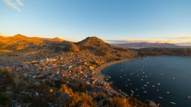 Sunset bulvarında Copacabana Bay, Titicaca gölü, Bolivya