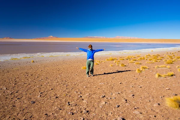Tourist an der "laguna colorada" auf den bolivianischen Anden — Stockfoto