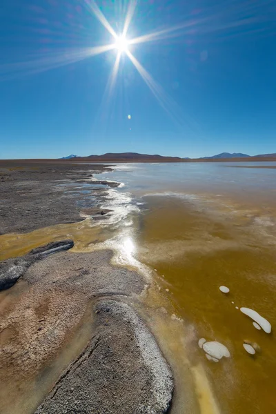 Zugefrorener Salzsee an den bolivianischen Anden — Stockfoto
