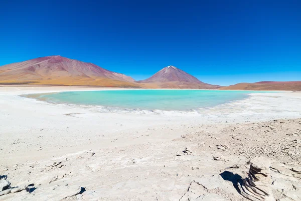 Laguna Verde y Volcán Licancabur en los Andes Bolivianos — Foto de Stock