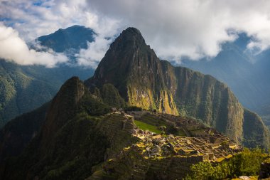 Machu Picchu, Peru üzerinde ilk güneş ışığı