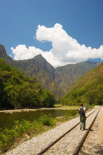 Caminando por la vía férrea a Machu Picchu, Perú — Foto de Stock