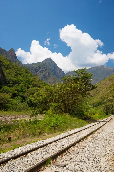 Railway track and Machu Picchu mountains, Peru — Stock Photo, Image