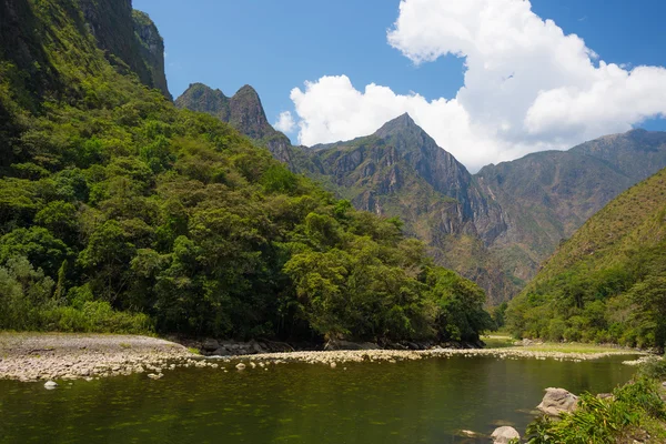 Rio Urubamba e montanhas Machu Picchu, Peru — Fotografia de Stock