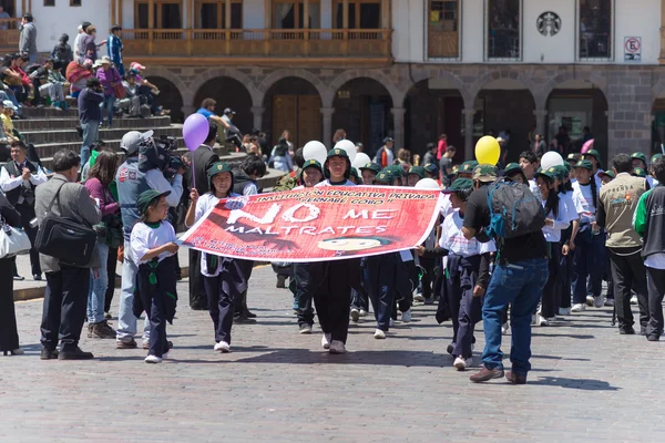 Demonstracja przeciwko nadużyciom dzieci w Cusco, Peru. — Zdjęcie stockowe