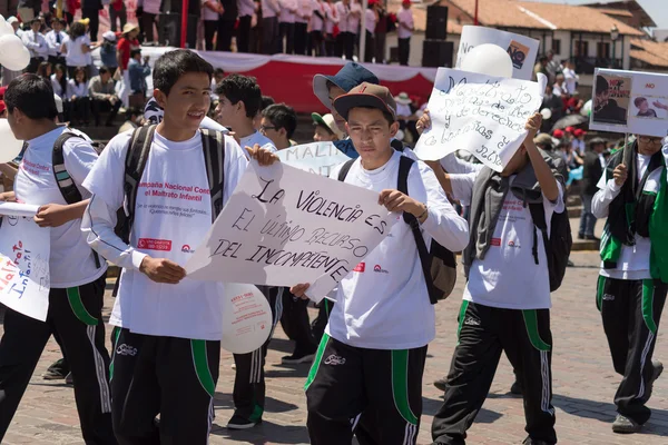 Demonstracja przeciwko nadużyciom dzieci w Cusco, Peru. — Zdjęcie stockowe