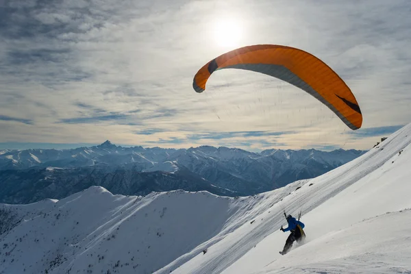 Paraglider startas från snöig backe — Stockfoto