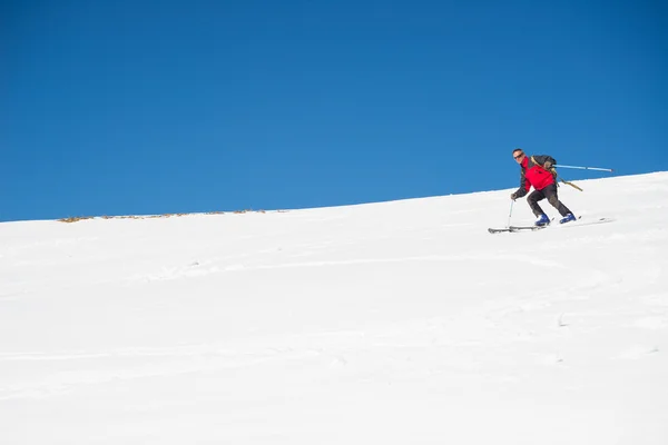 Skifahren auf dem majestätischen italienischen Alpenbogen — Stockfoto