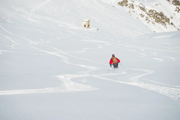 Freeriding 对新鲜粉雪 — 图库照片