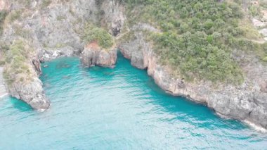 Calabria İtalya 'daki Arcomagno kıyılarının havadan görünüşü turkuaz deniz toplantılarının engebeli uçurumları ve yemyeşil Akdeniz bitki örtüsüyle çevrili gizli mağaraların dokunulmamış doğal güzelliği simgelediğini gösteriyor.