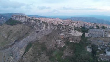 Hava manzarası: Gerace Calabria İtalya 'nın antik bir köyü, gündoğumunda kayalık dağın tepesine inşa edilmiş dramatik uçurumlar ve tarihi taş evler miras ve Akdeniz kültürünü sembolize ediyor.