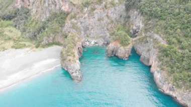Calabria İtalya 'daki Arcomagno kıyılarının havadan görünüşü turkuaz deniz toplantılarının engebeli uçurumları ve yemyeşil Akdeniz bitki örtüsüyle çevrili gizli mağaraların dokunulmamış doğal güzelliği simgelediğini gösteriyor.