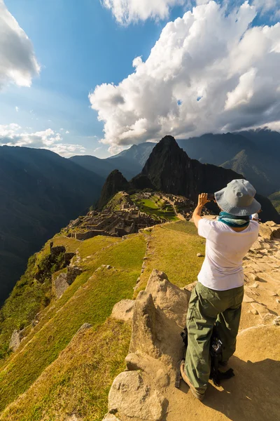 Fotografiando Machu Picchu con smartphone — Foto de Stock