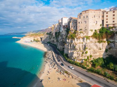 Tropea Calabria İtalya. Uçurum kenti, turkuaz deniz, güneşli sahil, kireçtaşı üzerinde tarihi binalar, canlı yaz renkleri..