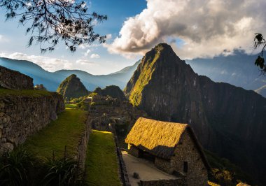 Machu Picchu, Peru üzerinde son güneş ışığı