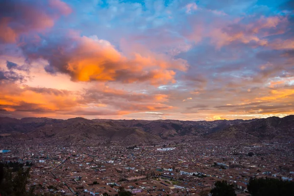 Cityscape Cusco ve cennet alacakaranlıkta, Peru — Stok fotoğraf