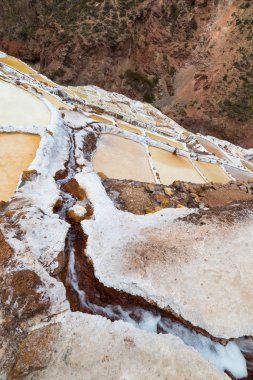 Peru Andes üzerinde beyaz tuz havzaları
