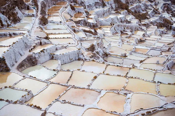 Террасовые соляные бассейны Перуанских Анд — стоковое фото