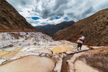 Peru Andes üzerinde tuz havzaları işçi