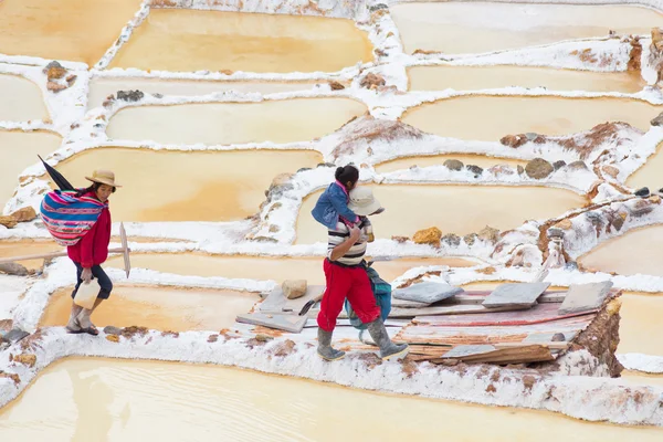 Workers in salt basins on the Peruvian Andes — Stock Photo, Image