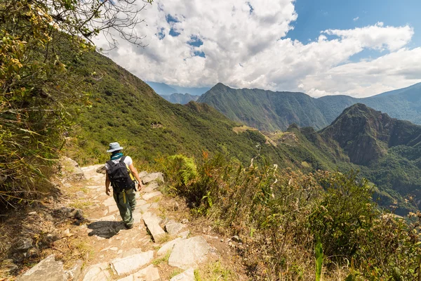 Mochileiro explorando trilhas de Machu Picchu, Peru — Fotografia de Stock