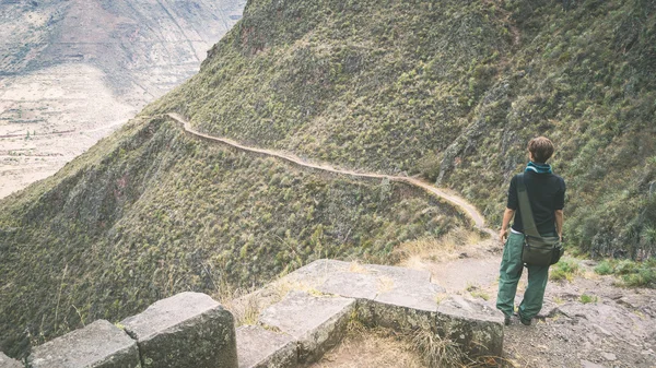 Explorando trilhas incas em Pisac, Peru, imagem tonificada — Fotografia de Stock