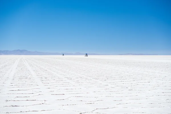 4x4 Fahrzeuge durchqueren uyuni Salz flach, Bolivien — Stockfoto