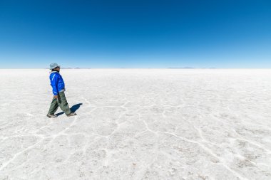 Uyuni tuz düz, Bolivya üzerinde yürüyen turist